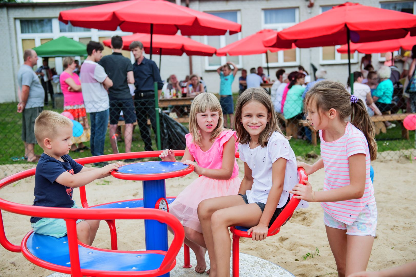 Festyn i uroczyste otwarcie placu zabaw w Zborowie