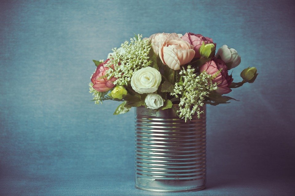 Jak stworzyć dekoracje ze sztucznych kwiatów? Poznaj ciekawe pomysły!