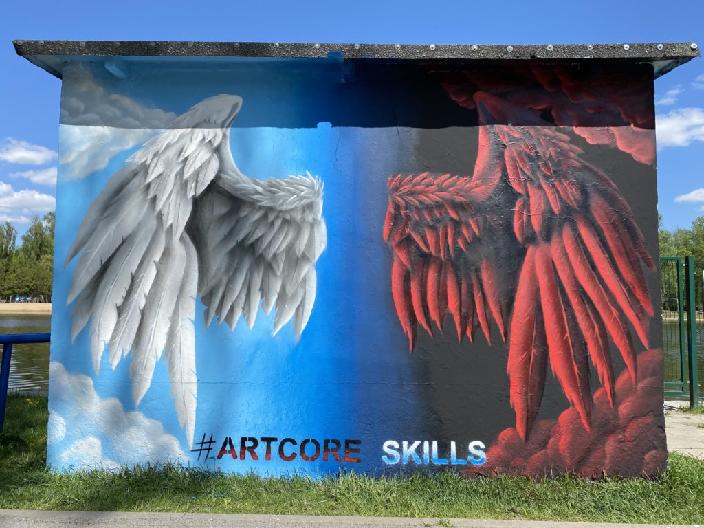Maluje na budynkach patronów ulic. Kim jest Artcore-Skills?