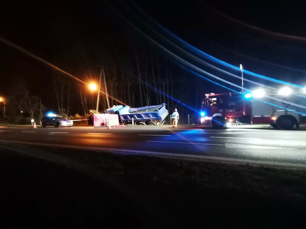 Śmiertelny wypadek w Kolumnie. Nie żyje 47-letni kierowca ciężarówki.
